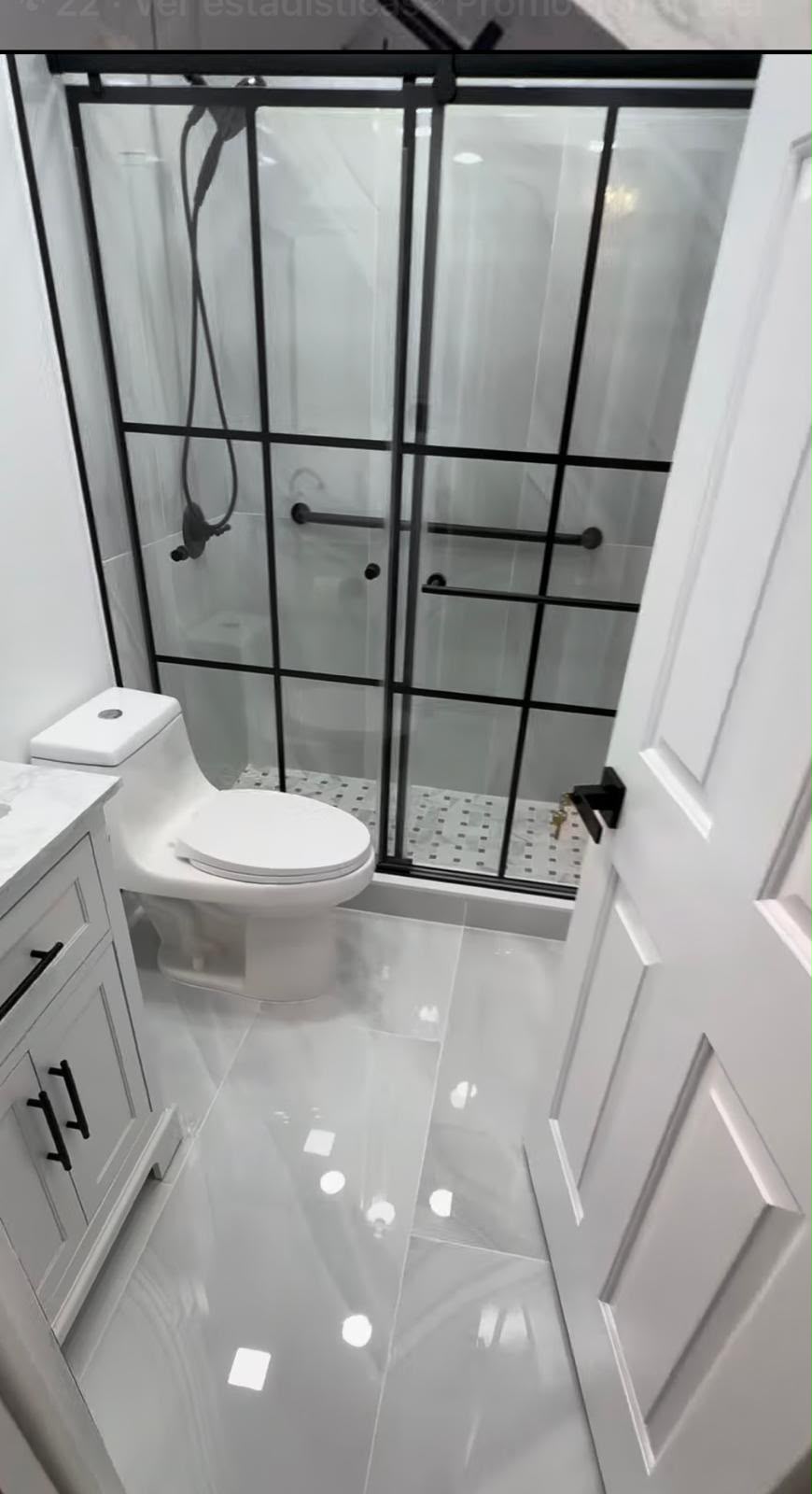 Baño de lujo con ducha de cristal